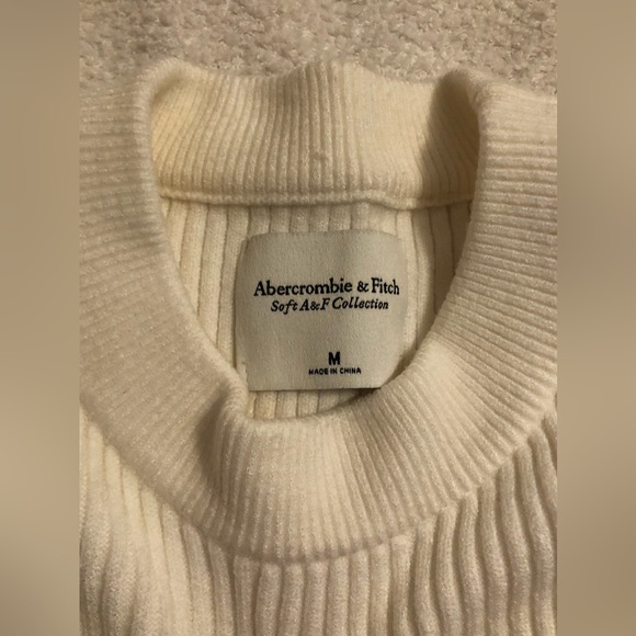 EUC A&F Women’s LuxeLoft Oversized Crew Sweater in White size Medium - Picture 4 of 4